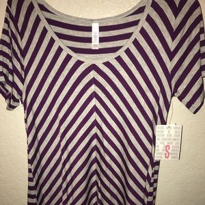 Small Lularoe Classic tee